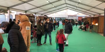 Los vecinos responden a la cita y llenan de ambiente y animación el mercadillo navideño