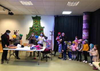 ‘Tejemaneje’ y la Biblioteca Municipal aportan su 1,25 metros a ‘la bufanda más larga de la Navidad’ de TVE