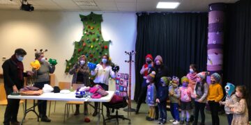 ‘Tejemaneje’ y la Biblioteca Municipal aportan su 1,25 metros a ‘la bufanda más larga de la Navidad’ de TVE