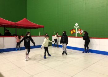 Patinar sobre hielo, la nueva atracción navideña para toda la familia