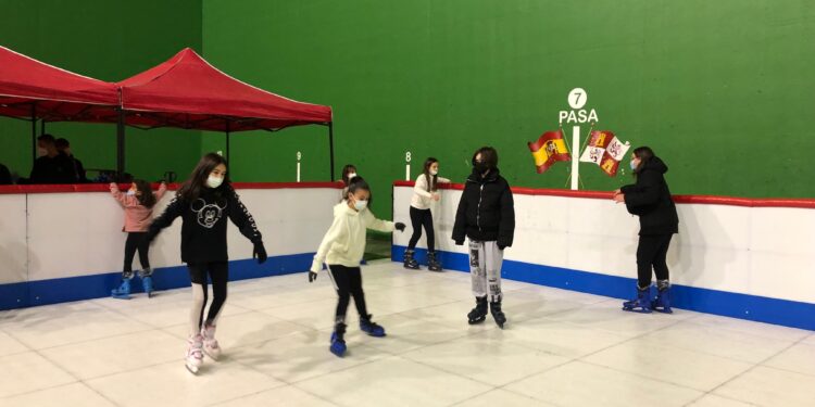 Patinar sobre hielo, la nueva atracción navideña para toda la familia