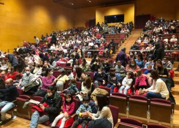 Más de 400 vecinos llenan el Auditorio para disfrutar del musical ‘Tributo a Frozen’