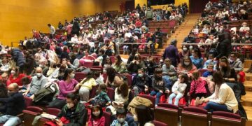 Más de 400 vecinos llenan el Auditorio para disfrutar del musical ‘Tributo a Frozen’