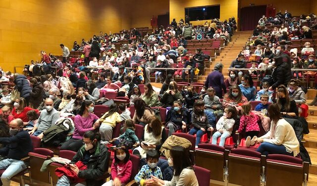Más de 400 vecinos llenan el Auditorio para disfrutar del musical ‘Tributo a Frozen’