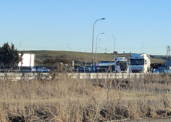 El vuelco de un camión provoca retenciones en la salida de la A-66 dirección Doñinos