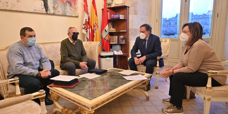 Impulso a la formación tecnológica y digital para que los mayores puedan realizar los trámites bancarios