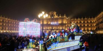Los Reyes Magos despliegan su magia e ilusión en las cabalgatas de Salamanca