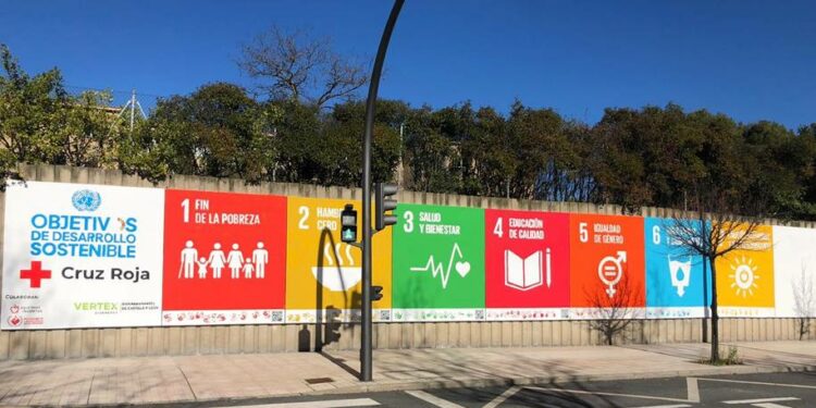 Cruz Roja acerca los Objetivos de Desarrollo Sostenible la población a través de un gran mural pintado a mano