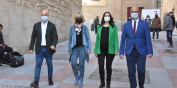 Arrimadas anima a castigar la «canallada» y tacha de «cantamañanas» al PP que «lleva 35 años gobernando haciendo lo que le da gana»