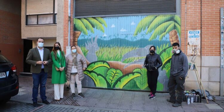 Comienza el I Concurso de Grafitis ‘Santam’ARTE’ con la decoración de siete puertas de garaje en tres céntricas calles del municipio