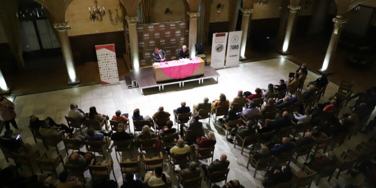 Ponencia y ofrenda floral para recordar la figura de Julio Robles