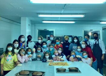 Los niños de ASPAS se ponen ‘manos a la masa’ en la Escuela de Hostelería