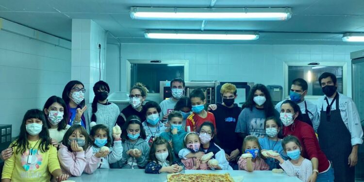 Los niños de ASPAS se ponen ‘manos a la masa’ en la Escuela de Hostelería