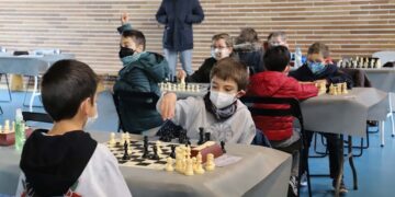 Los más pequeños juegan al ajedrez para ayudar a los más necesitados