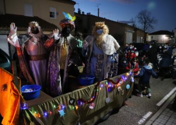 Los Reyes Magos adelantan su llegada y llenan de ilusión las calles de Monterrubio