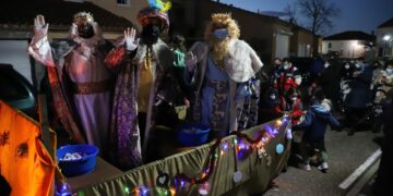 Los Reyes Magos adelantan su llegada y llenan de ilusión las calles de Monterrubio