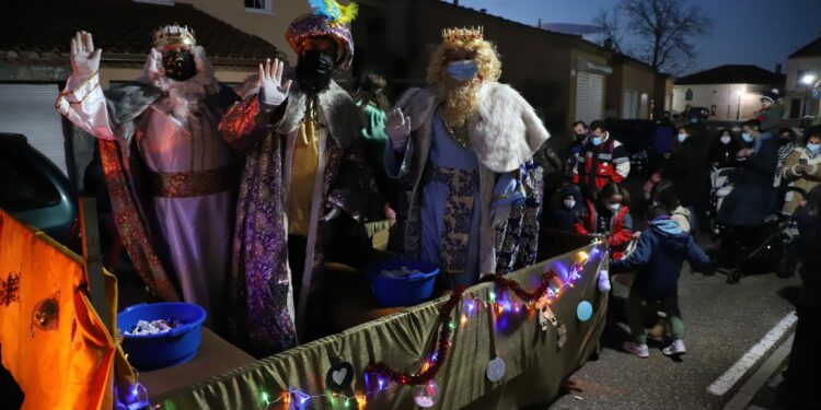 Los Reyes Magos adelantan su llegada y llenan de ilusión las calles de Monterrubio