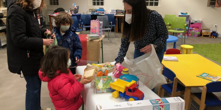 Vuelve el trueque para reutilizar, compartir y fomentar las relaciones entre los vecinos