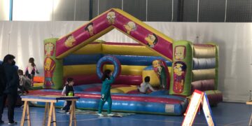 Entretenimiento para niños y jóvenes en las atracciones del parque de ocio navideño