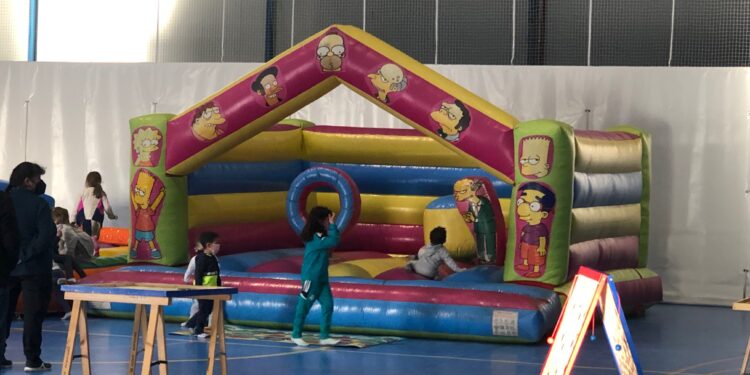 Entretenimiento para niños y jóvenes en las atracciones del parque de ocio navideño