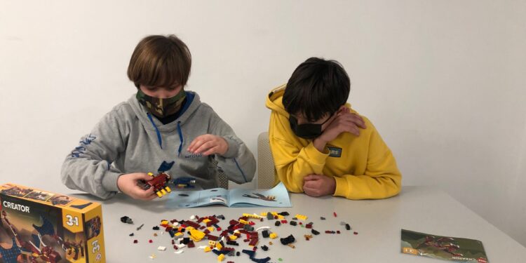 Habilidad y destreza de los jóvenes de CiberCarba en el reto de Lego