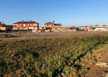 El Consistorio enajenará 16 parcelas municipales para financiar la construcción de las nuevas piscinas de verano