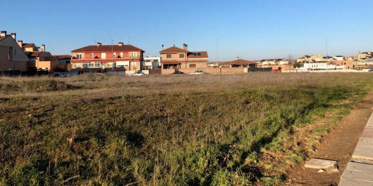 El Consistorio enajenará 16 parcelas municipales para financiar la construcción de las nuevas piscinas de verano