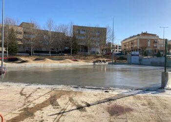 El asfaltado de la pista de patinaje completa la nueva zona deportiva y de ocio