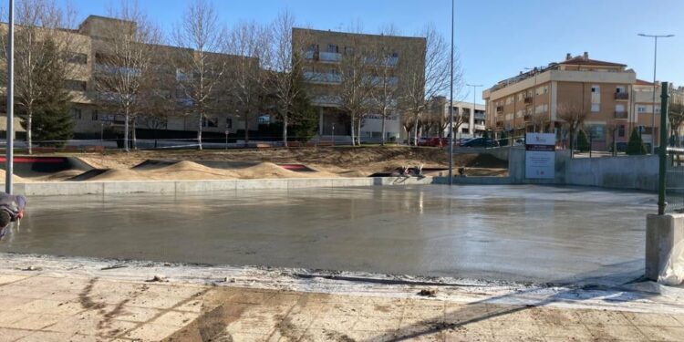 El asfaltado de la pista de patinaje completa la nueva zona deportiva y de ocio