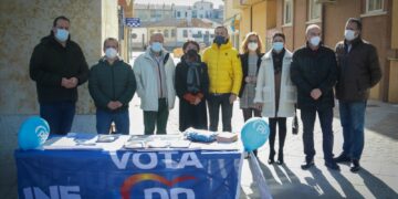 El PP sale a la calle en Santa Marta y Carbajosa para dar a conocer a los vecinos el programa de Mañueco para el 13F