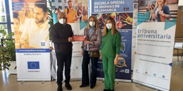 La Universidad entrega a Cáritas los 3.402 euros recaudados en el Mercadillo Solidario de Navidad