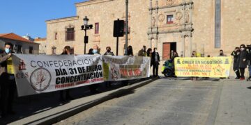 Manifestación en la sede del Psoe para pedir la bajada del IVA de los sectores más afectados