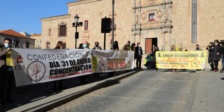 Manifestación en la sede del Psoe para pedir la bajada del IVA de los sectores más afectados