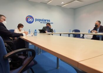 Fernández Mañueco muestra su disposición a recuperar las 35 horas semanales