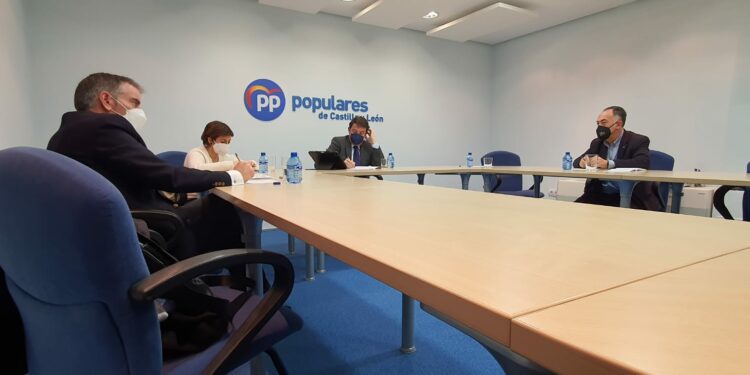 Fernández Mañueco muestra su disposición a recuperar las 35 horas semanales