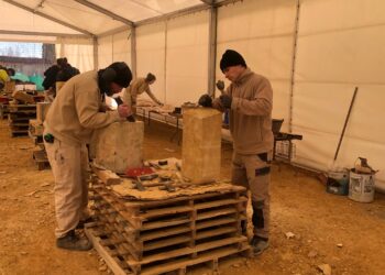 Futuros canteros franceses mantienen viva la talla en Piedra de Villamayor