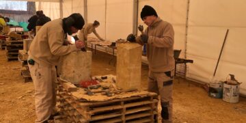 Futuros canteros franceses mantienen viva la talla en Piedra de Villamayor