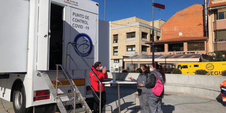 Más del 29% da positivo en covid tras las 487 pruebas realizadas por la unidad móvil en el inicio del cribado masivo