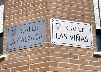 Las calles del casco antiguo lucen las nuevas placas de acero inoxidable