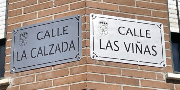 Las calles del casco antiguo lucen las nuevas placas de acero inoxidable