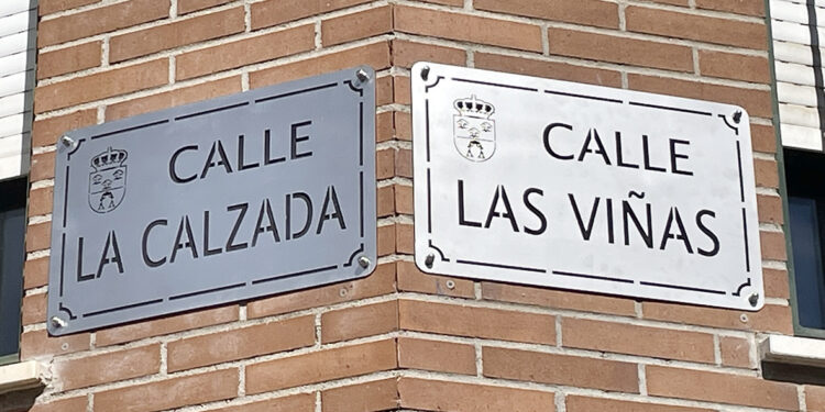 Las calles del casco antiguo lucen las nuevas placas de acero inoxidable