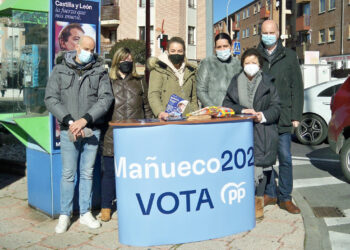 El Partido Popular continúa cerca de los vecinos para explicar el programa de Fernández Mañueco