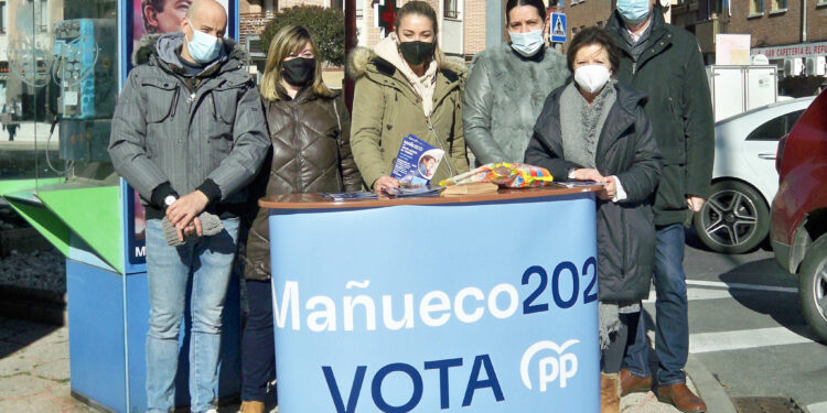 El Partido Popular continúa cerca de los vecinos para explicar el programa de Fernández Mañueco