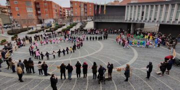 Los alumnos de Infantil del Miguel Hernández recuperan el Carnaval disfrazados de fichas de parchís, de dominó y mariquitas para reivindicar los juegos tradicionales