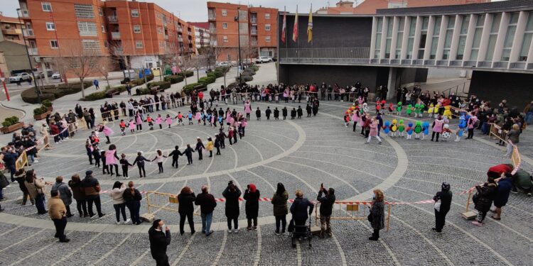 Los alumnos de Infantil del Miguel Hernández recuperan el Carnaval disfrazados de fichas de parchís, de dominó y mariquitas para reivindicar los juegos tradicionales