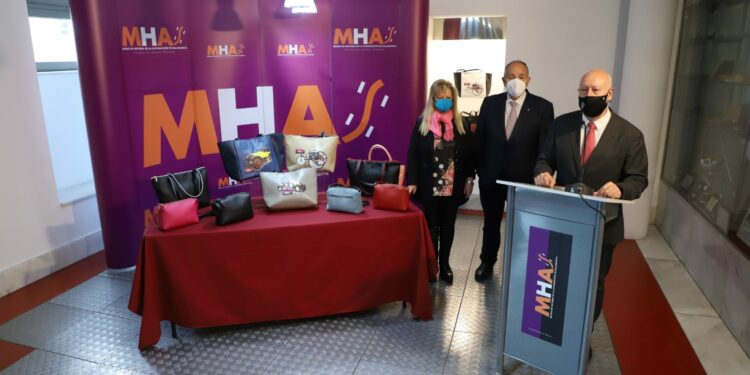 El Museo de Historia de la Automoción y la firma BY IMELDA presentan una colección de 25 bolsos inspirada en modelos emblemáticos