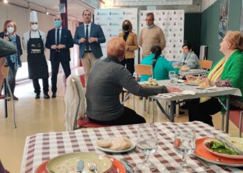 El programa ‘Comedor Social y Producción Km 0’, destinado a personas mayores, permite la formación de 16 personas en jardinería y hostelería
