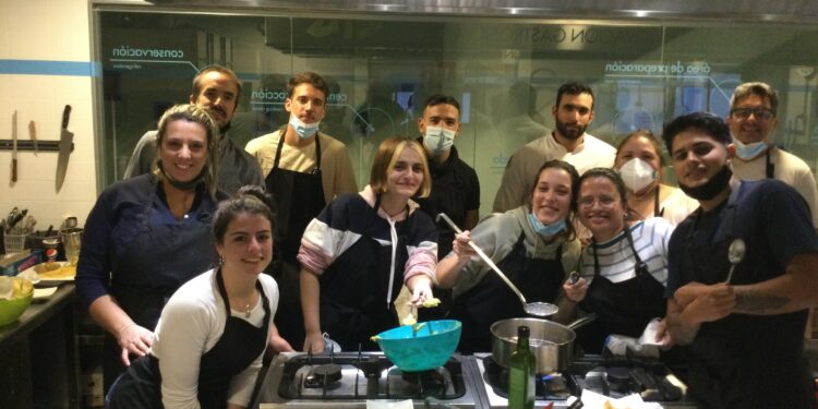 La Escuela de Hostelería de Santa Marta enseña los productos y técnicas culinarias a alumnos de Uruguay