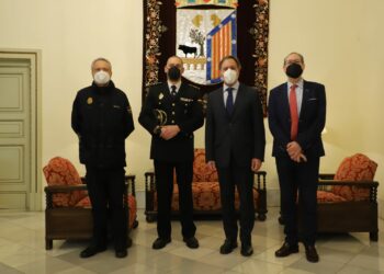 Agradecimiento al comisario Esteban Lezáun por su laboral al mando de la Policía Nacional