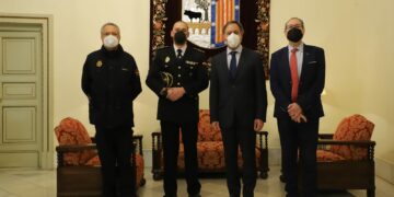 Agradecimiento al comisario Esteban Lezáun por su laboral al mando de la Policía Nacional